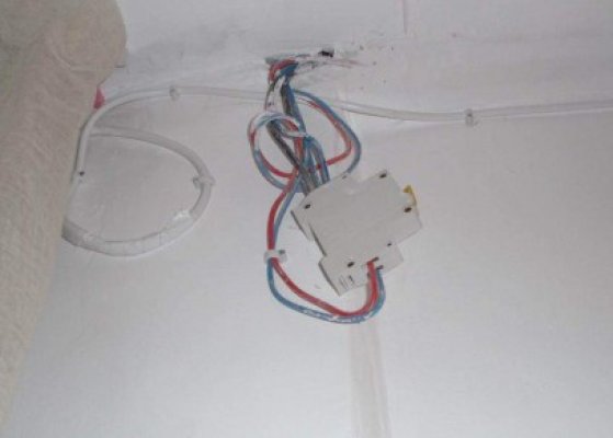 Constănţeni, depistaţi cu branşamente ilegale la electricitate